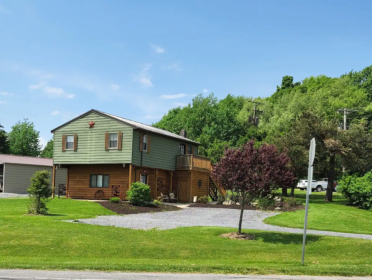 TACKETT’S COUNTRY COTTAGE BY THE LAKE & STATE PARK